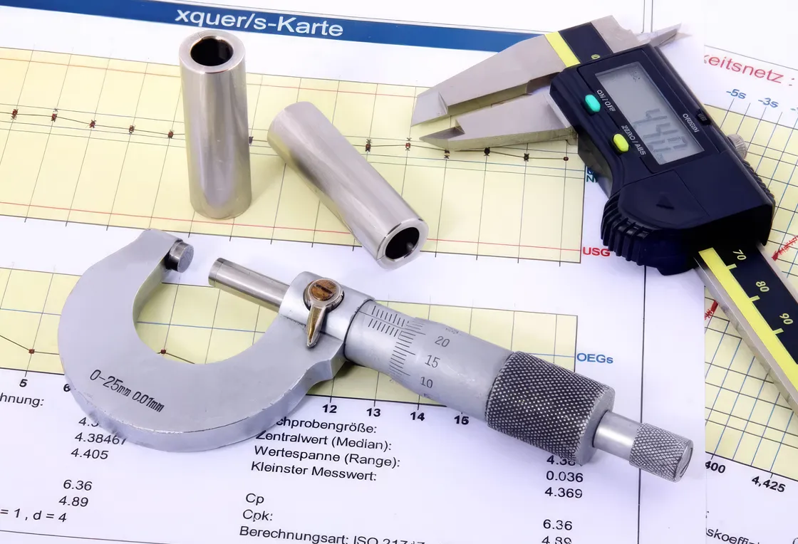 Präzisionsmesswerkzeuge auf Prüfprotokoll